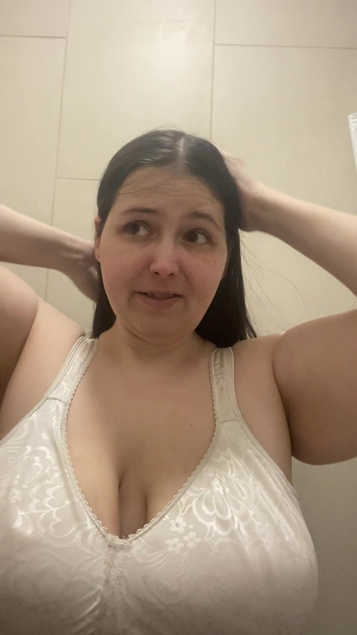 MissChrystalline: Chat, conversation sexuelle, voyez mes seins et ma chatte