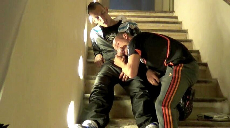 Sneaker gay: Gay zadek voní a čichá tenisky