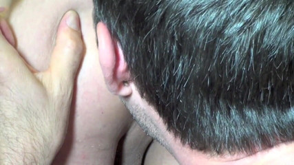 YOUNG FUCKED BY OLDER: Nick wird von papi-muskeln gefickt