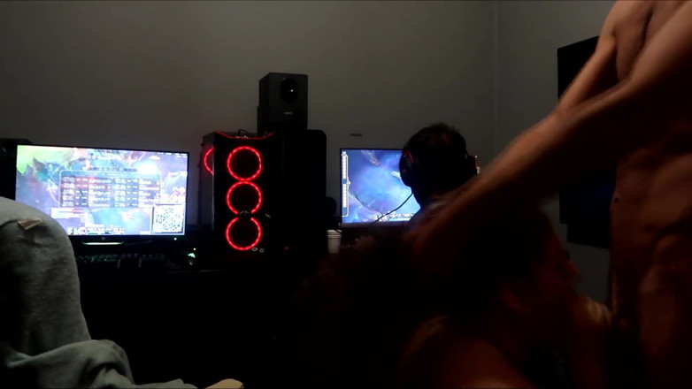 GamingCouple: Получаю камшот, пока мой муженек-куколд играет в игры