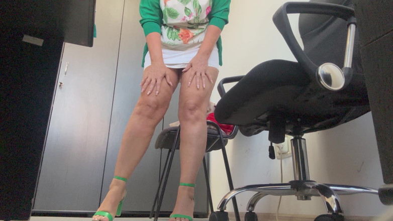 Step Mommy: Сексуальна елегантна зріла дружина в офісі дражнить своїх молодих чоловіків на роботі