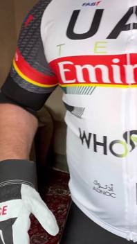 Lycra-fetisch Metal bücken mit wichsen und spermaessen