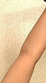 복면을 쓴 미시 밀프는 격렬한 클램프와 애널 플레이를 견뎌냅니다.