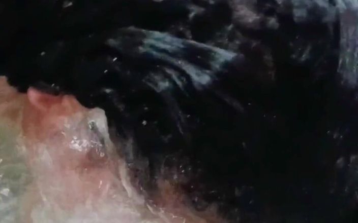 Anabel 693: Ana je šílená pod vodou, jsou slyšet velké zvuky