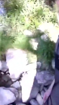 Jon Arteen piscia fuori. Twink flirta in un parco di crociera gay. Un ragazzo magro sexy in adidas sportwear