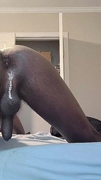 Une femboy au cul rebondi pète et s’éjacule dans un gode grosse bite noire