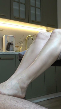 Heißer Zimmermädchen-footjob Und Viel Sperma Auf Ihren Füßen