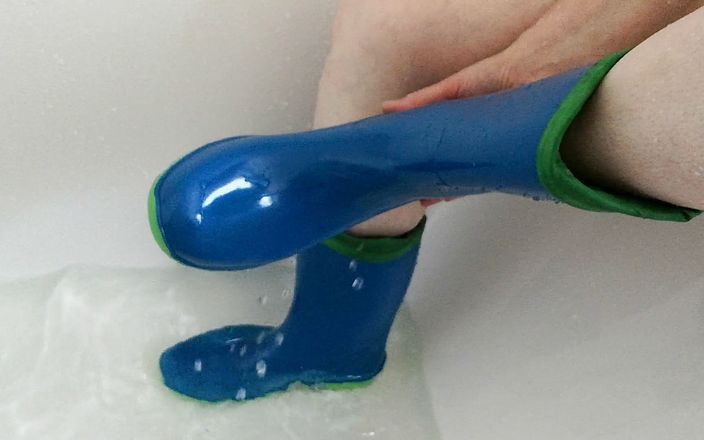 Jana Owens - Extreme BDSM: Stivali di gomma nella vasca da bagno