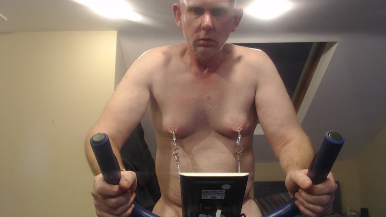 Lovenipclamps: Des pinces de trèfle à pointes se font déchirer