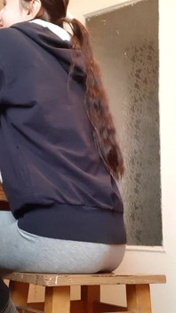 Sexo a três sujo com gemidos altos e conversa na cozinha
