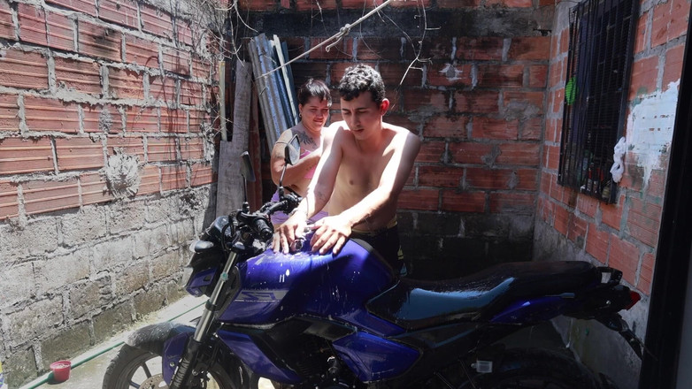 Lexly_16: 我的邻居洗我的摩托车,然后操我