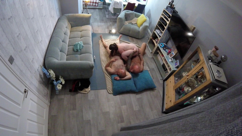 Mr D and Miss C: Gerçek amatör gavat üçlü grup seks evli kadın yabancı tarafından sikiliyor çifte...