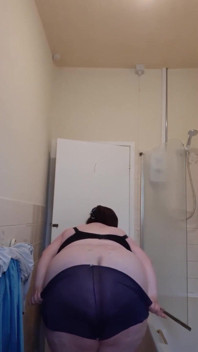 SSBBW dokucza przed prysznicem