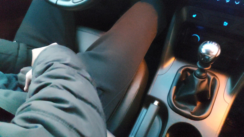 Step Mommy: Heiße reife stiefmutter in strümpfen gibt ihrem stiefsohn einen footjob...