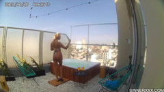 Sinners World: BTS cam - sesso intenso sulla jacuzzi sul tetto