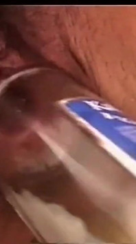 Zralé ženy se potěší svými hračkami tím, že se navzájem masturbují s chlupatou kundičkou