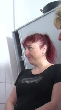 Curva germană adoră să fie urmărită în timp ce este futută