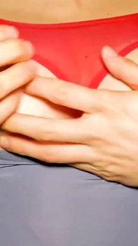Tante seksi dengan toket besar alami dengan memek berbulu ini ngentot tanpa sengaja sampai dicrot di dalam!!