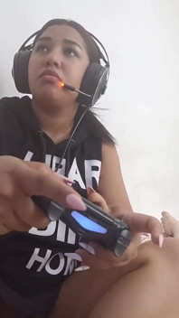 Cewek hot rambut cokelat dengan pantat bahenol lagi asik nyepong kontol besar pria asing di playstation!