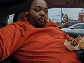 Blk hole: 맥도날드를 먹는 작은 차에 뚱뚱한 남자.