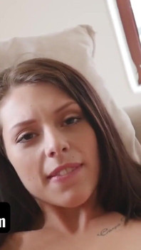 SisLovesMe - urocza nastolatka przyrodnia siostra Megan Sage pragnie pulsującego kutasa Jej Stepbro, aby wypełnić jej cipkę