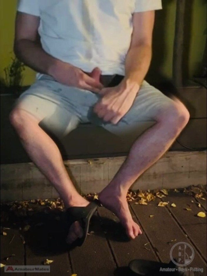 AmateurBoysPissing: Ragazzo Amatoriale in Sandali Adilette Si Bagna Nel Giardino E...