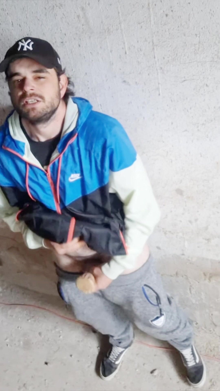 jerkofflover: У покинутій будівлі, куди я йду мастурбувати