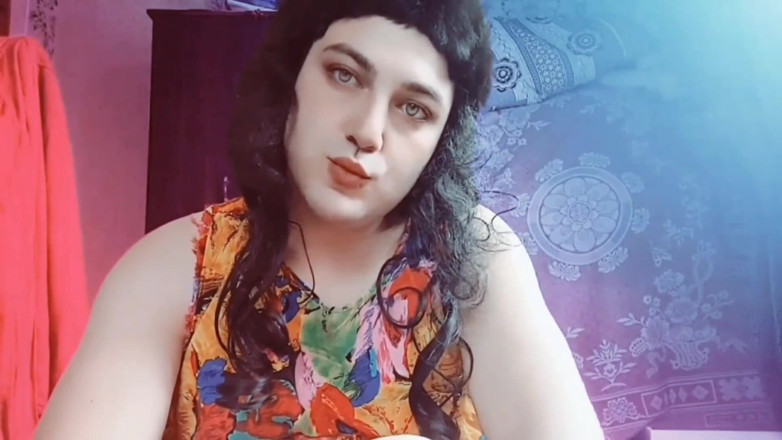 Kitty_Cross: Zinderend en sensationeel: de muzikale wereld van travestiet Kitty