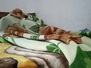 Mă duc în patul surorii mele vitregă când vine acasă de la serviciu