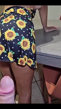 Horny Cook chuẩn bị đậu Hà Lan cho bữa trưa và yêu cầu một xúc xích lớn để đổi lấy