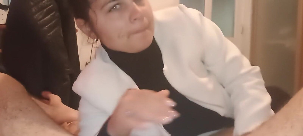 Ionut899: 나는 아침에 새아빠가 일어나서 입에 신선한 정액을 주기 위해 자지를 빨고 있습니다