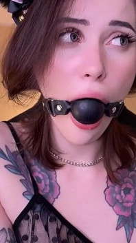 Gadis remaja yang disumpal ini lagi sange berat