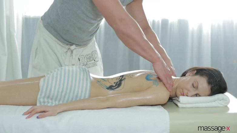 Massage X: uske sundar hothon par pyari krim