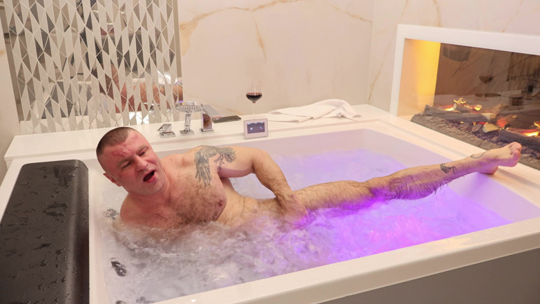 Dante no.1: Hairy Muscle Stud: Luxury Jacuzzi Strip &amp; Raw Jerk off - 4K Bodybuilder...
