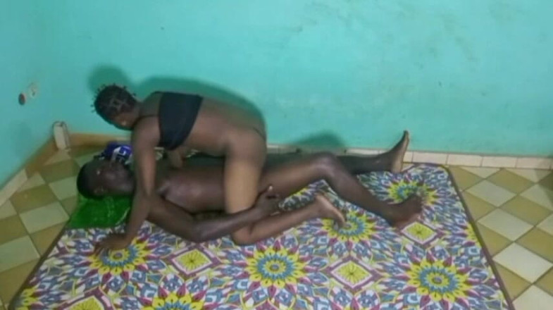 Viporn sex bais: Một nữ nhân viên bán hàng bị khách hàng của...