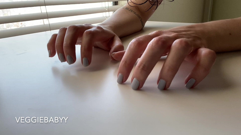 Veggiebabyy: Tapping My Painted Nails on a Table