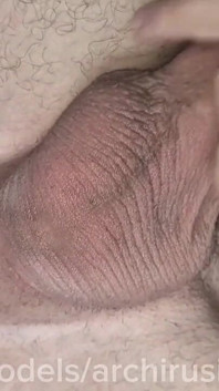 Une salope avec une grosse bite a été baisée directement sur la table et couverte du sperme d’un homme avec une grosse bite.