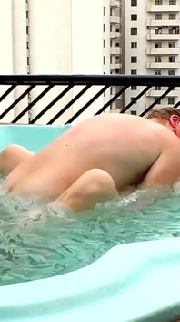 Buitenshuis jacuzzi neukt bbw met harig bosje 2