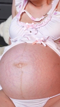 ¡Tu hermanastra de 9 meses de embarazo quiere más! Admiración por el vientre