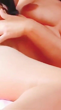Kamera przyłapuje młodą dziewczynę wepchającą dildo w dupę