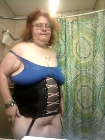 BBW nurse Vicki adventures with friends: एसएसबीबीडब्ल्यू बाथरूम में कपड़े उतार रही है