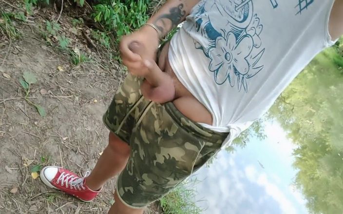 Idmir Sugary: Selfie Jerk off Video - 湖の近くでジャークオフ