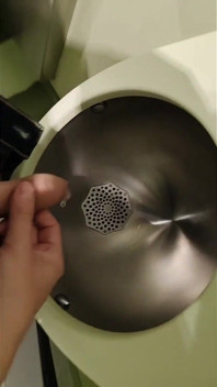 Giovane ragazzo magro bianco che brillano piscio mix