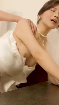 Modelmedia asia - pengantin wanita nakal yang selingkuh sama pria lain dengan gaun pengantin wanitanya