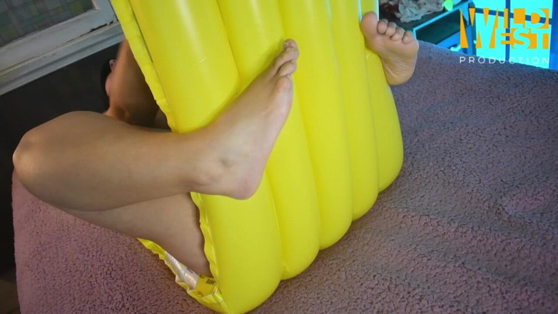 WildLooner: Dia mengisap penis saudara tirinya sambil mengunyah balon dan menelan...