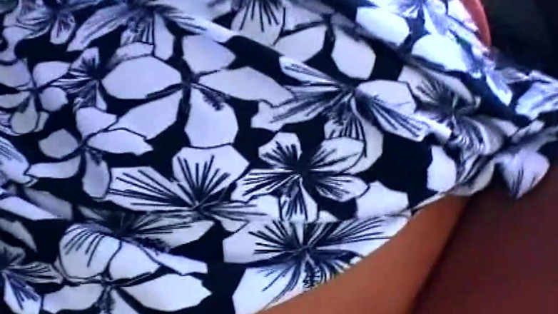ORGASMX: Kåt brunett MILF fingrar droppar fitta i baksätet Äventyr