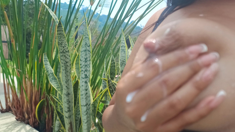 princess_andrea_: Mungitura della mano femminile sola e sollievo del seno