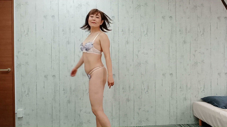 Mayumi Kanzaki: Sexy Japanese Mature Woman