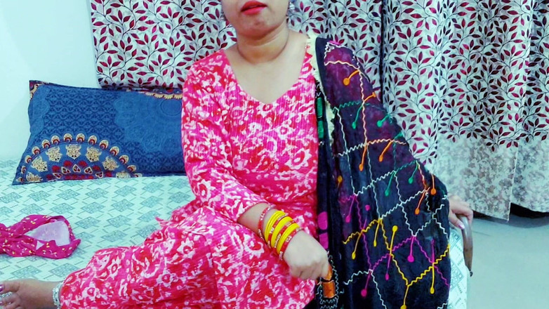 Desi Pari Bhabhi: ホットなトリプルx 継母は、自宅で誘惑する淫語の義理の息子の淫語付き音声でオーガズムに達するまで激しく犯されました