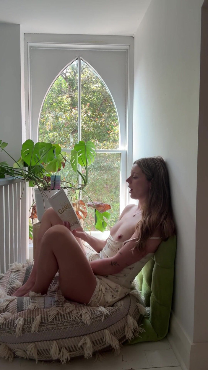 Nadia Foxx: Reading Smut While Trying Not to Cum Too Soon! Hysterical...